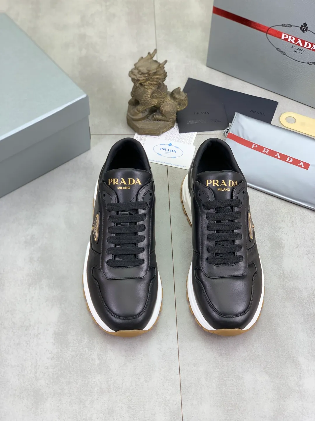 Men's shoes 💰P540 new (higher version) new PRADA (Prada) classic models are on the market at the same time, new men's shoes, 😘fabrics are selected from original imported calfskin. First layer of imported cowhide lining. The original version is awesome! 👍🏿Original open-molded non-slip PU outsole, with exquisite lines, simple and elegant, super comfortable and classy on foot, suitable for leisure travel. Code number: 38-45 (46 customized) 4️⃣ colors available